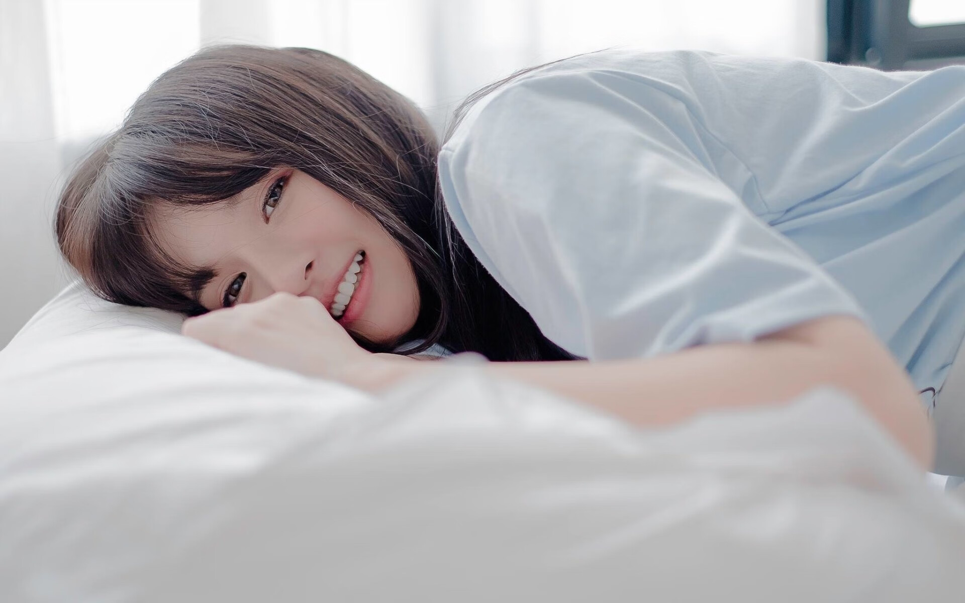 队内友谊赛激烈进行教练观察球员状态调整战术部署